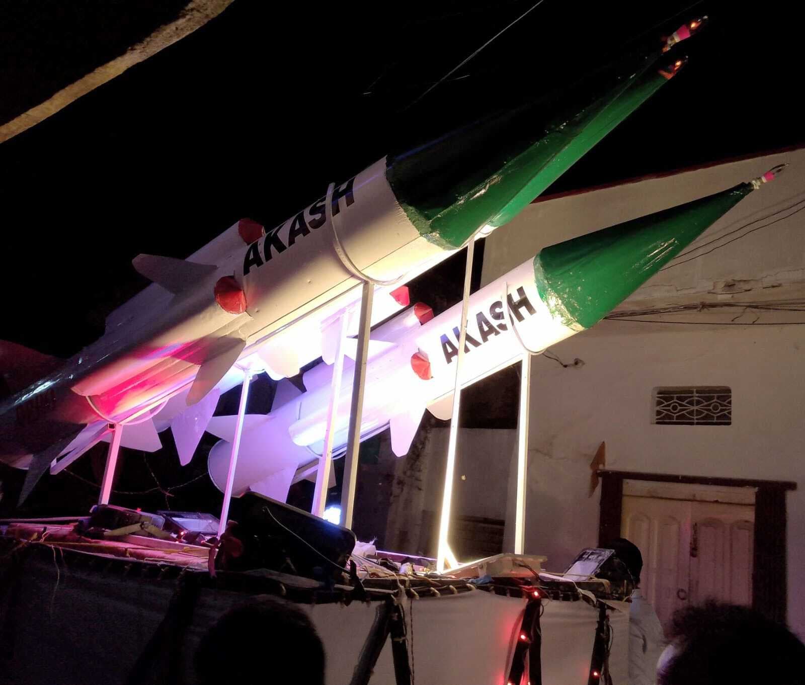 जुलूस में झांकी के बीच नौजवानों ने दिखाये करतब