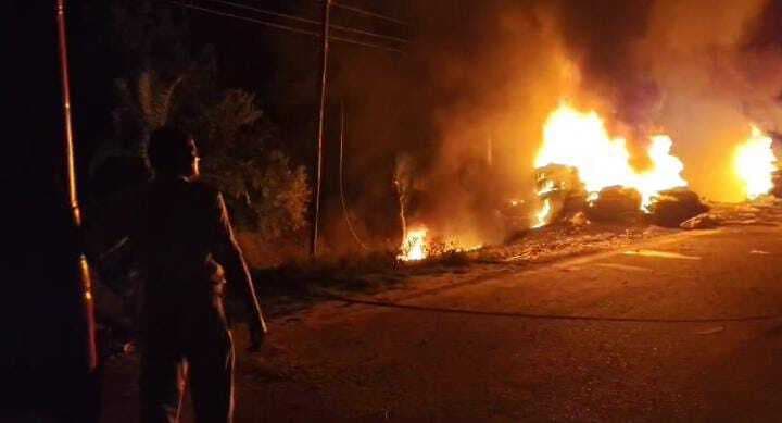 गैस सिलेंडर विस्फोट होने से घर में लगी आग, दमकल वाहन ने आग पर पाया काबू