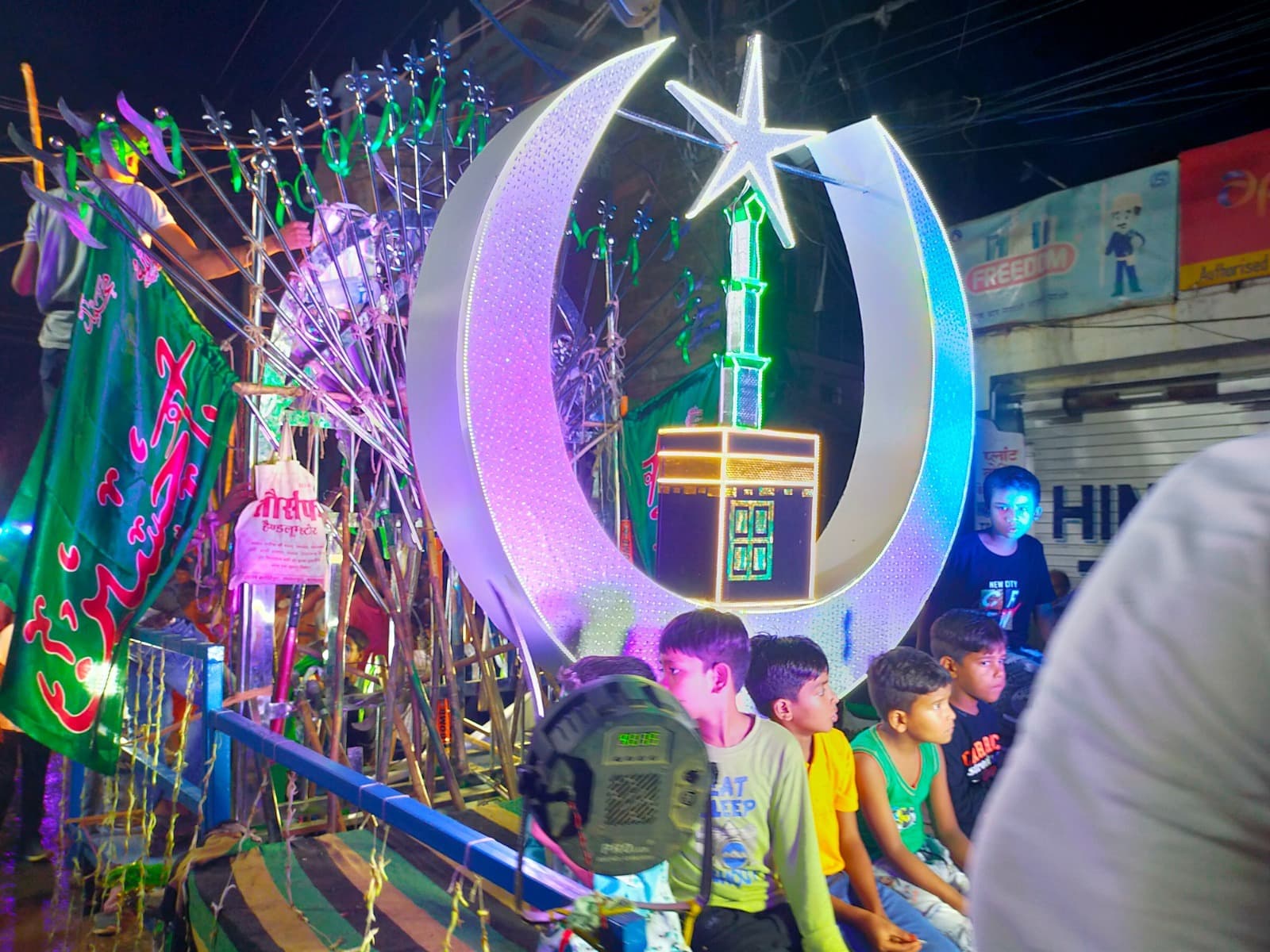 पारंपरिक रीति रिवाज के साथ निकाला गया जुलूस