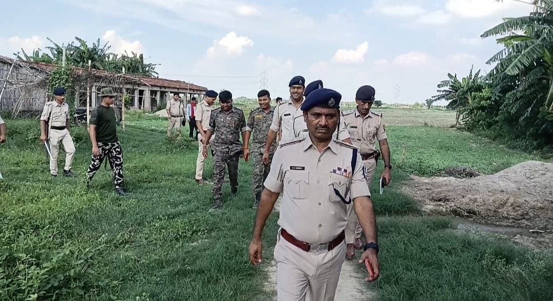 डॉग स्क्वायड के साथ तीन थानों की पुलिस ने की मुर्गी फार्म की जांच