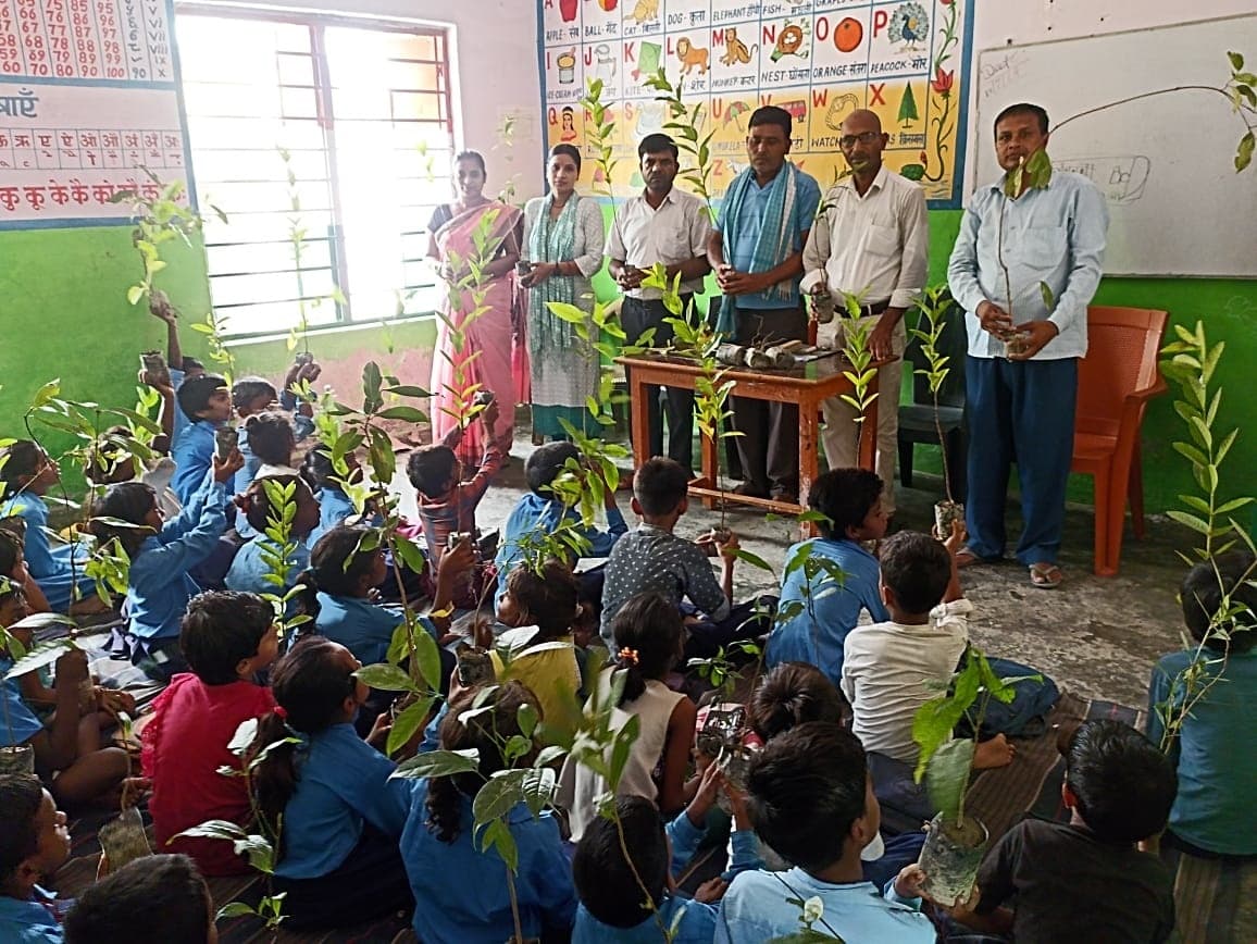पौधा लगाकर दिया स्वच्छता का संदेश