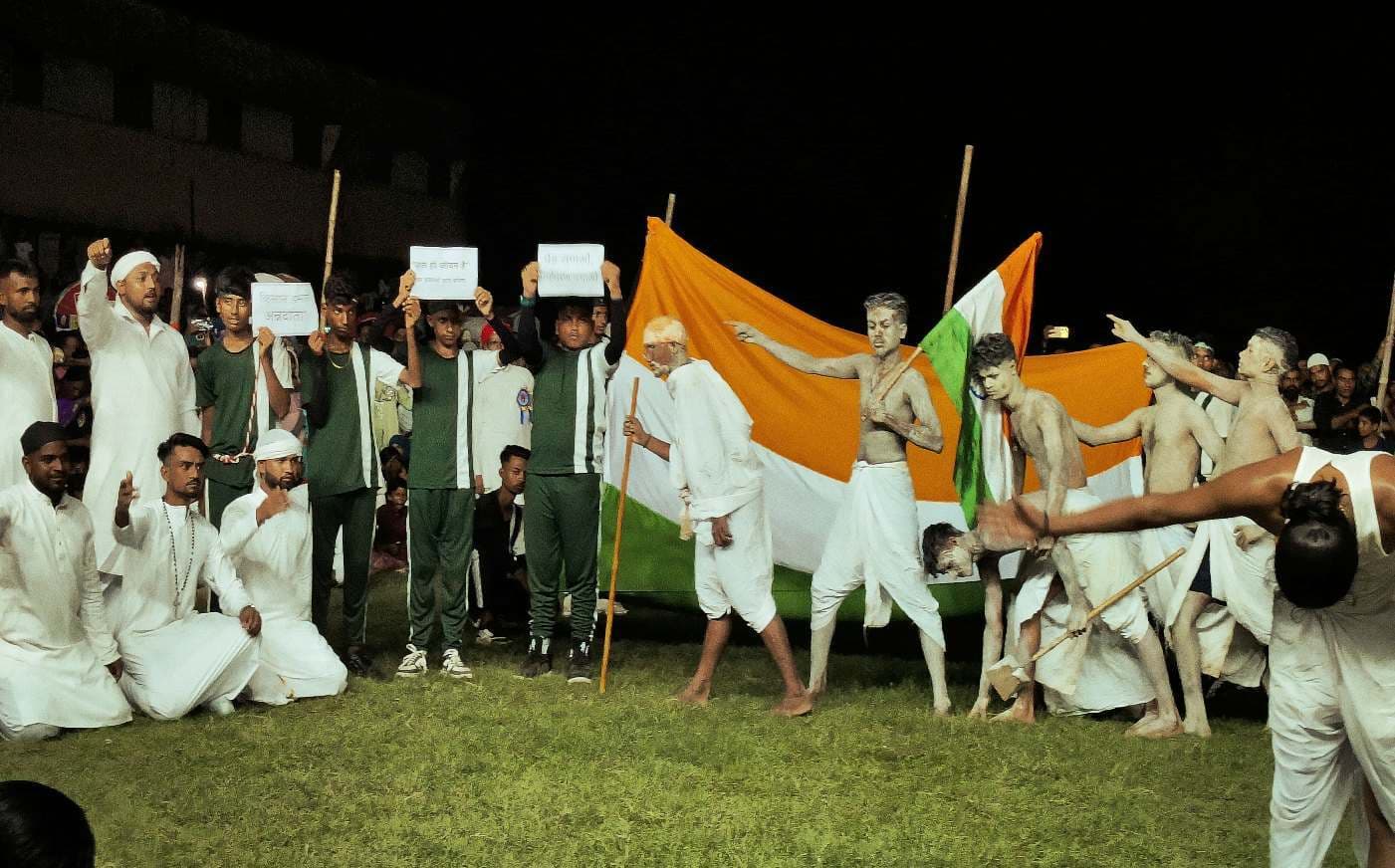 चंद्रपुरा में कलाकारों ने किया खेल व एक्ट का प्रदर्शन