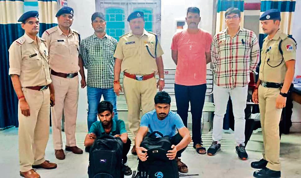 crime news : ट्रेन से दो तस्कर गिरफ्तार, 7.22 लाख का गांजा बरामद