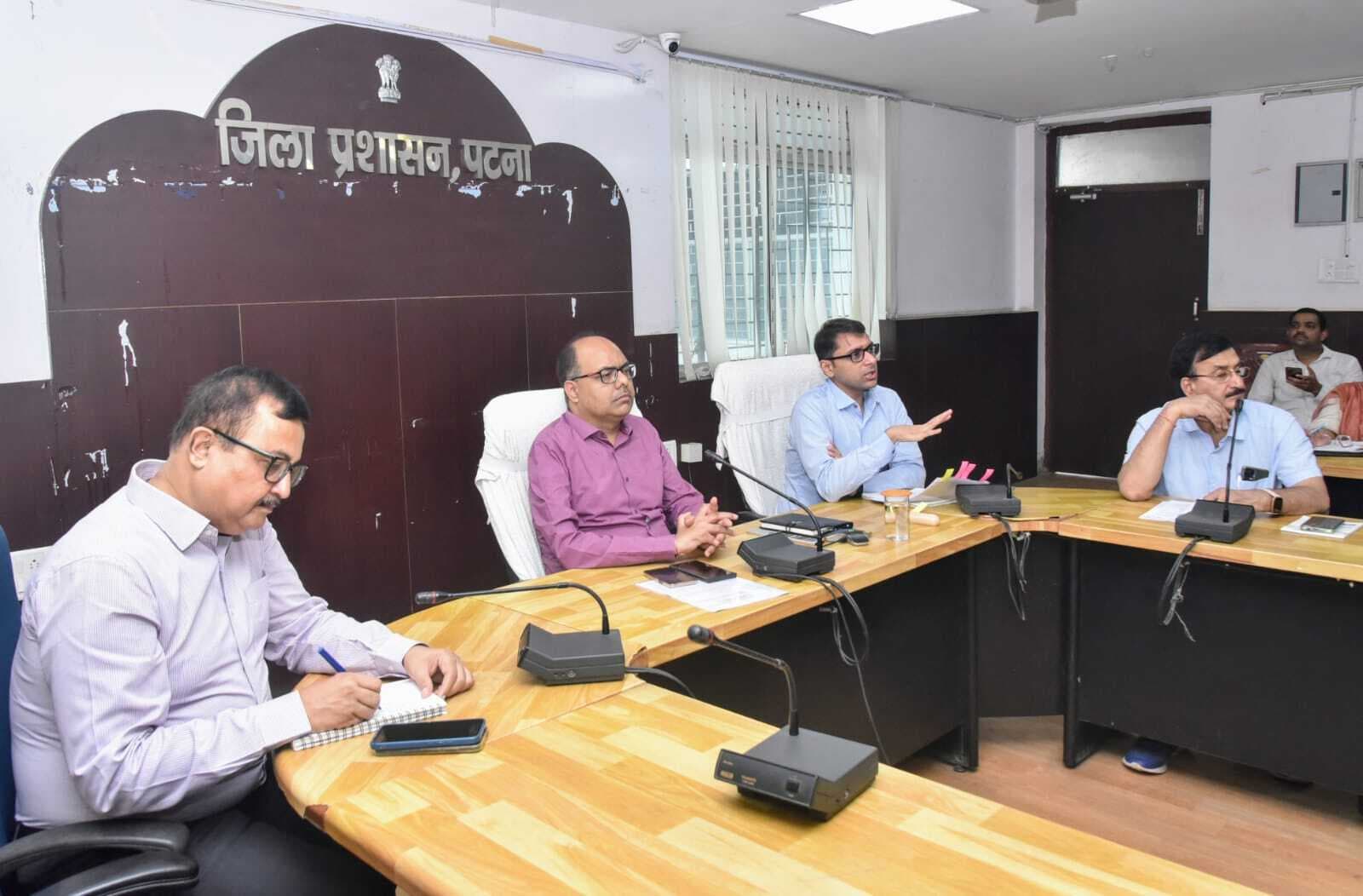 आयुष्मान कार्ड बनाने के लिए मिशन मोड में काम करें : डीएम