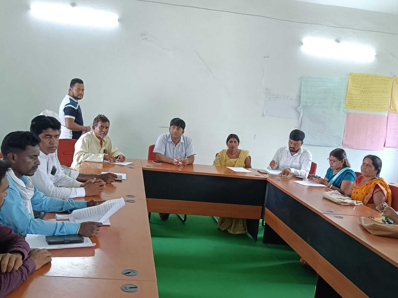 बैठक में अधिकारियों के विलंब से पहुंचने पर हंगामा