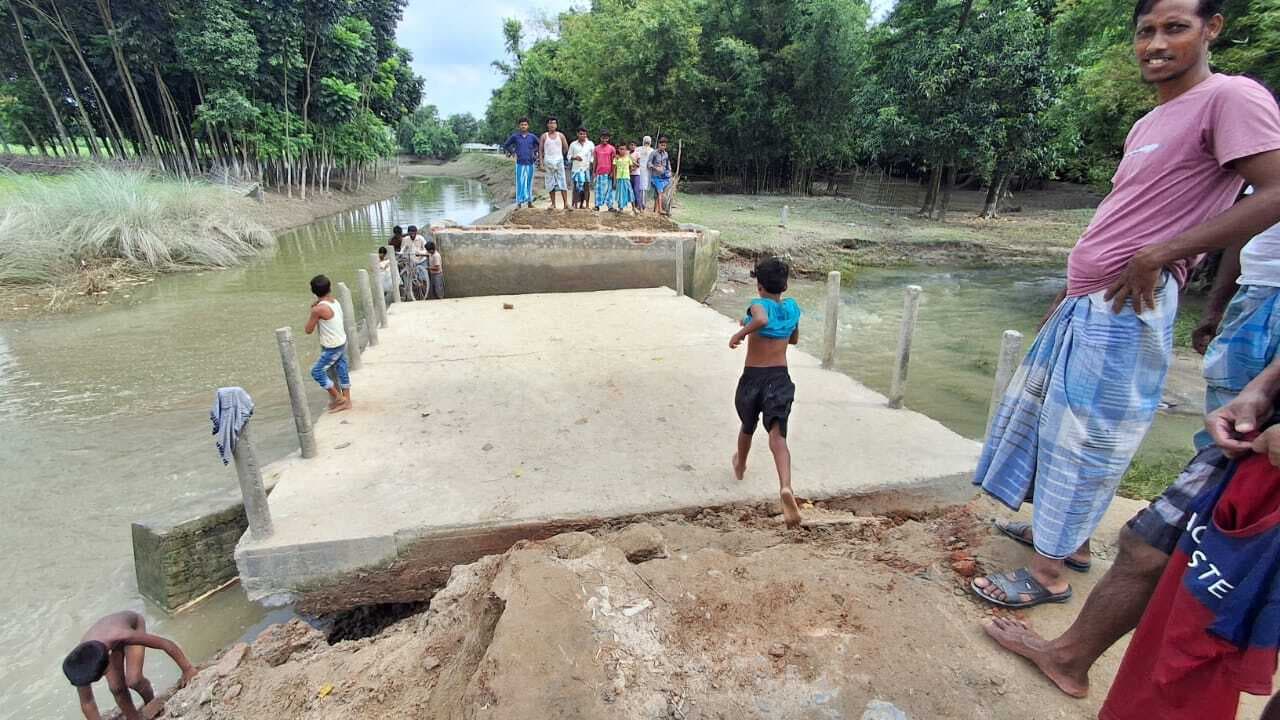 परमान नदी के दबाव में मनरेगा योजना से बना पुल हुआ ध्वस्त