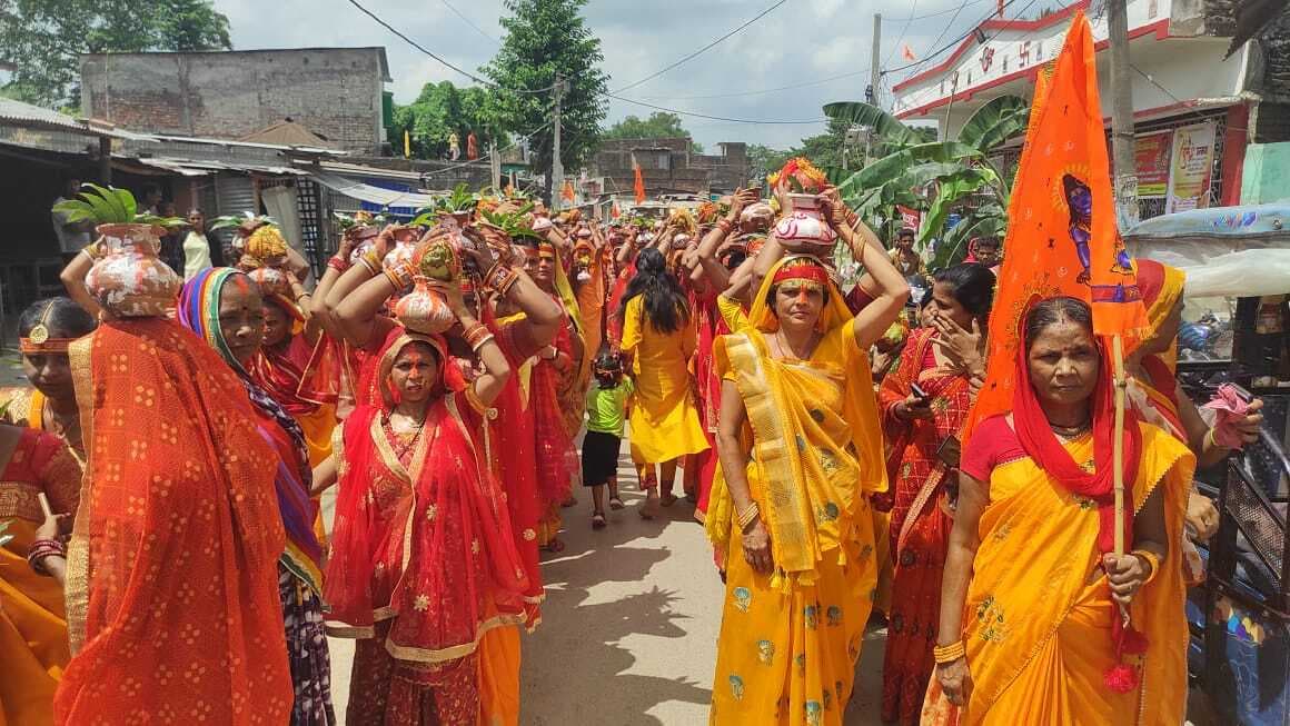 मंदिर के जीर्णोद्धार व शिवलिंग स्थापना को ले निकाली गयी भव्य कलश शोभा यात्रा, भक्तिमय हुआ माहौल