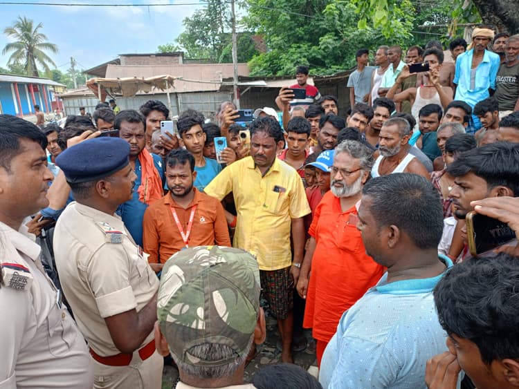 धार्मिक जुलूस में उपद्रव के विरोध में बंद रहा चकमका बाजार, सड़क जाम
