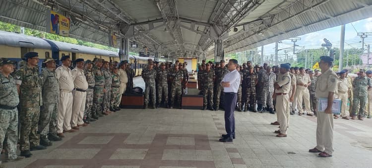 मेले में कांवरियों की सुरक्षा और सेवा को दें प्राथमिकता: रेल एसपी