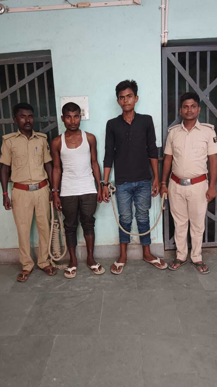 बाइक के साथ चोर व शराब के साथ तस्कर गिरफ्तार