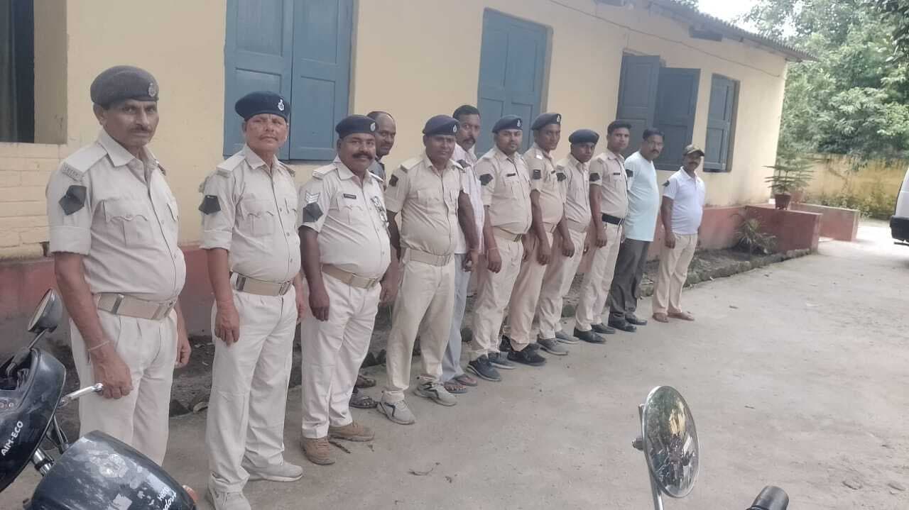 काला बिल्ला लगा ड्यूटी कर रहे होमगार्ड जवान