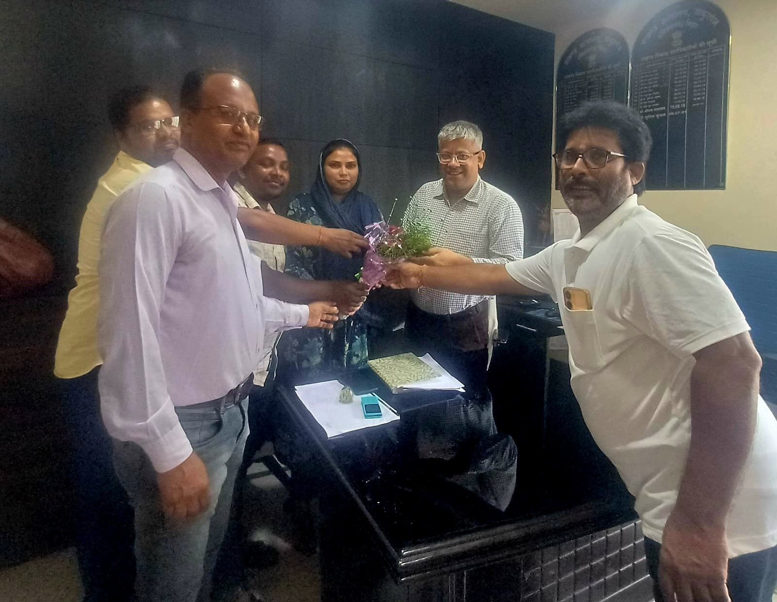 बीडीओ का पूर्व प्रमुख व अन्य जनप्रतिनिधियों ने किया स्वागत