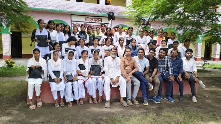 एफएलएन किट पाकर खिले बच्चों के चेहरे