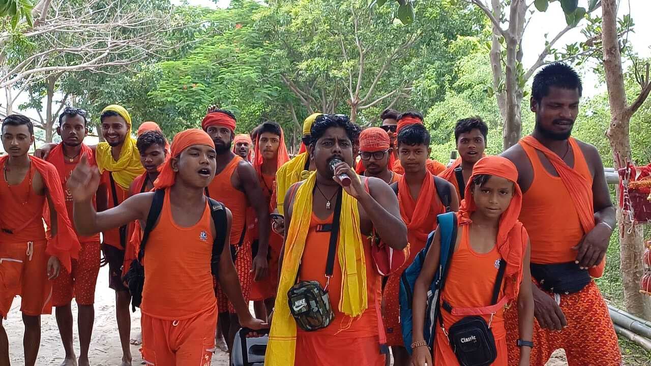 कंधे पर गंगाजल व मुख पर बोलबम का नारा लगाते आगे बढ़ रहे शिवभक्त