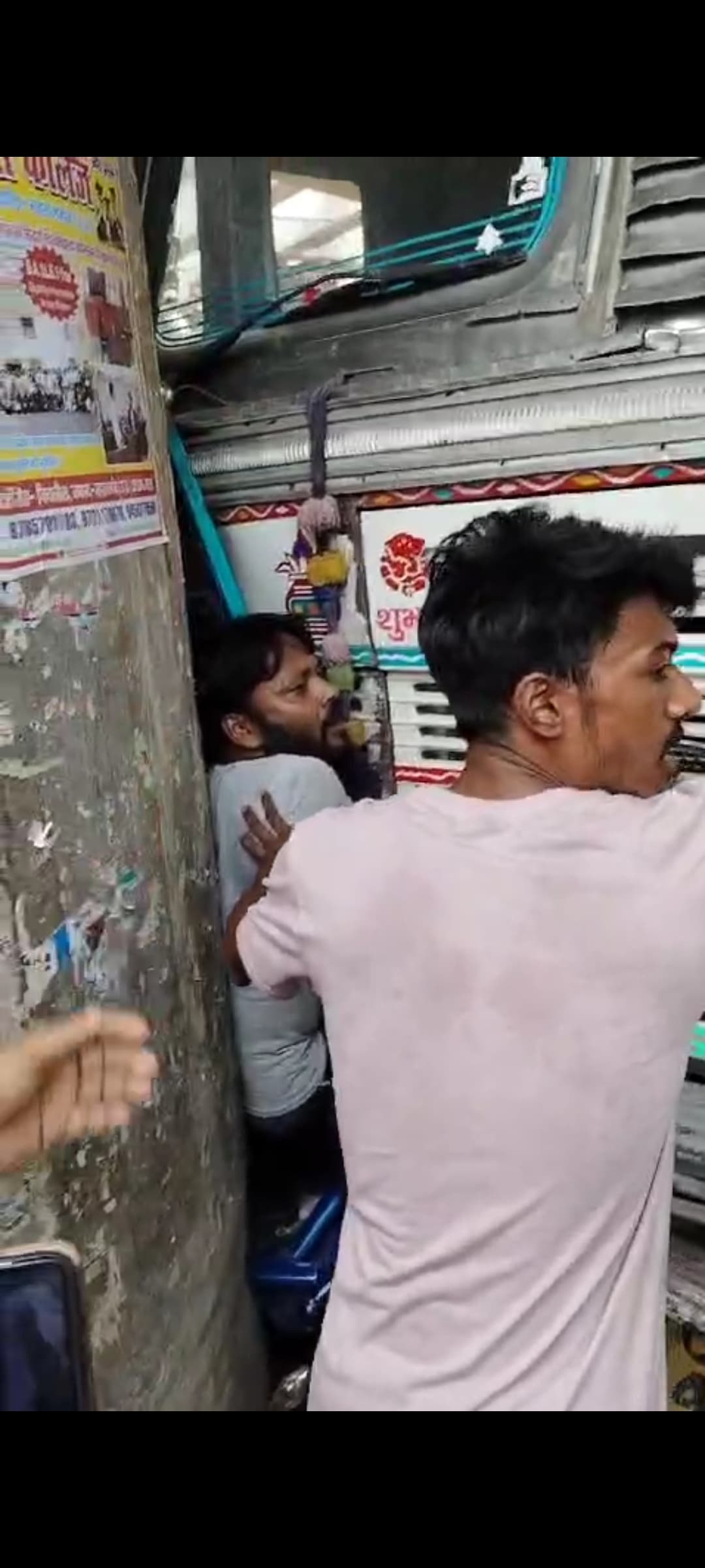 छावनी में टक्कर के बाद ट्रक व पिलर में फंसे बाइक सवार दो युवक, एक की मौत