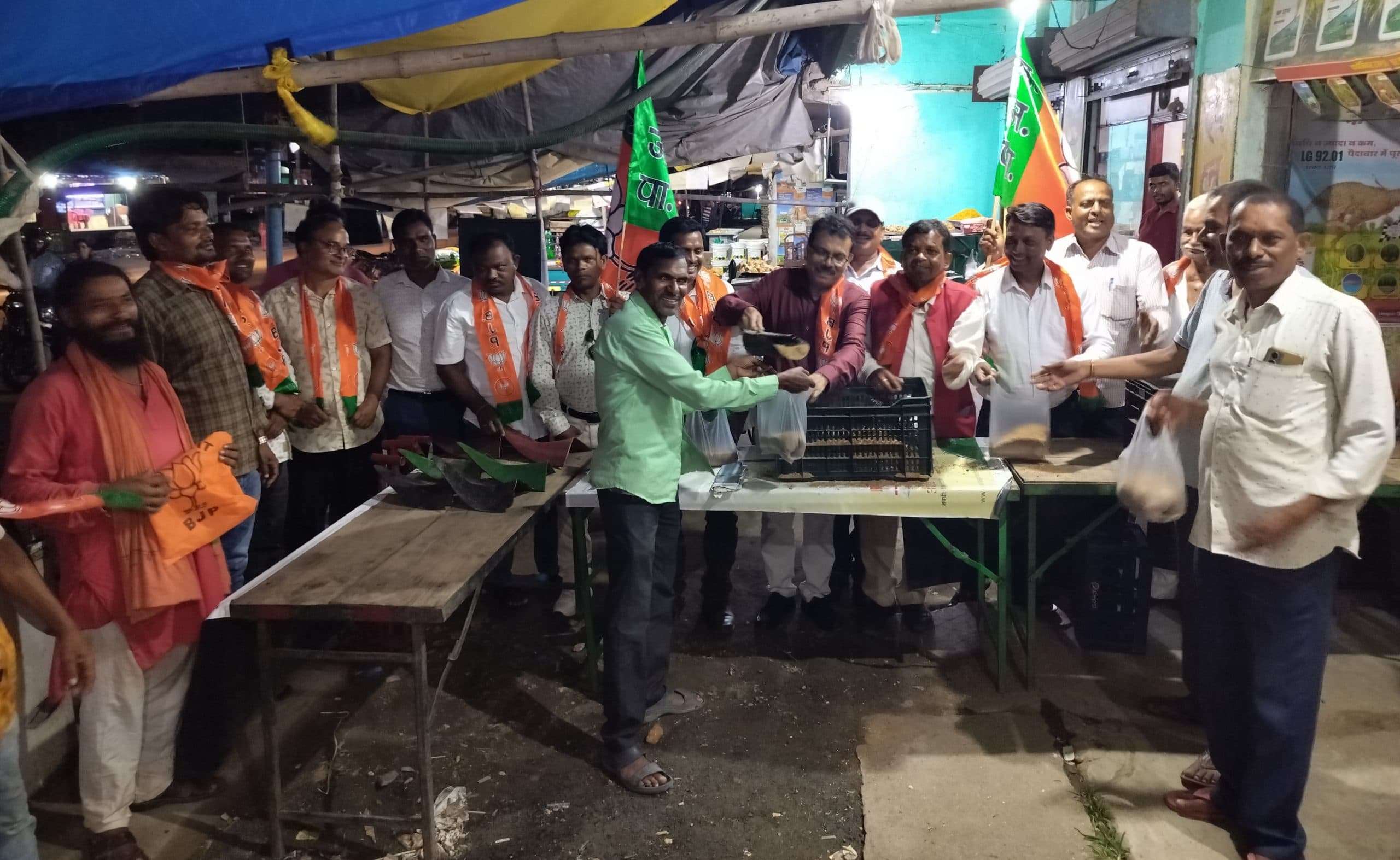 गोंदलीपोखर में भाजपा ने बेचा सौ रुपये किलो बालू