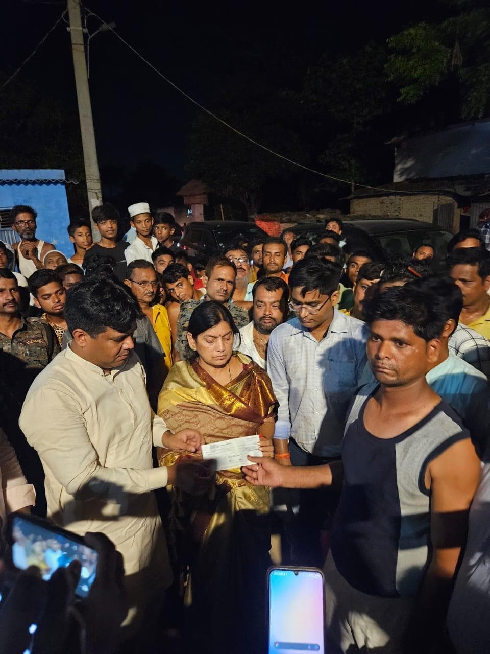 जहरीली गैस हादसा: मृतकों के परिजनों मिले  4-4 लाख रुपये के चेक