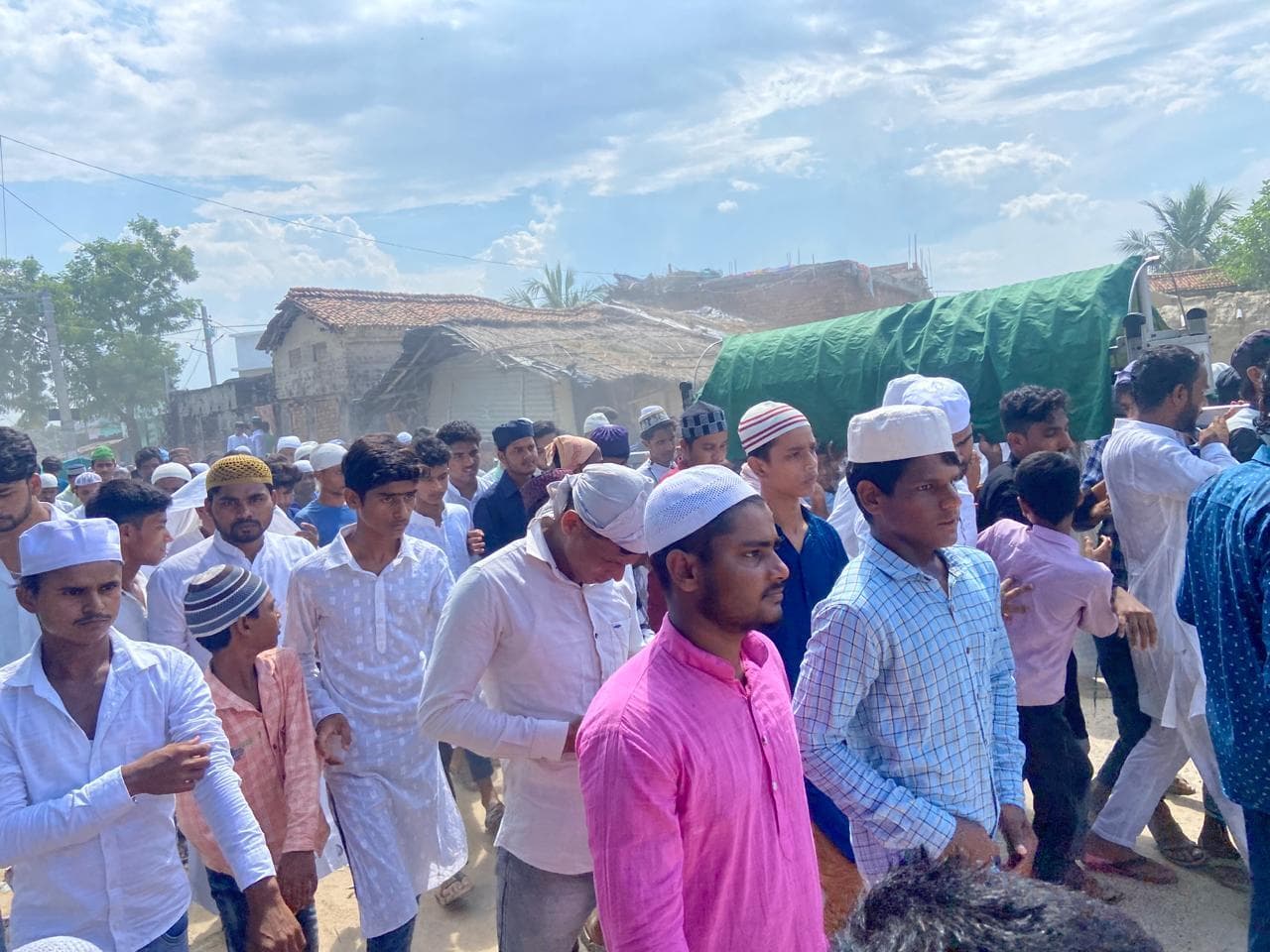 जहरीली गैस हादसे में दो प्राथमिकी, निकला तीन मजदूरों का जनाजा