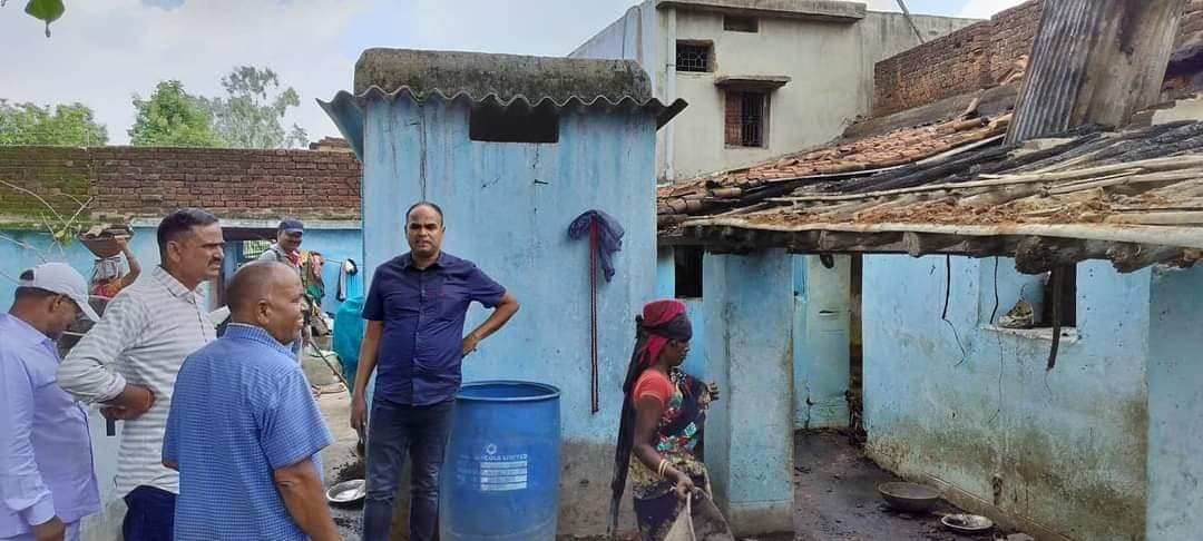 खपरैल घर में लगी आग, हजारों की संपत्ति जली