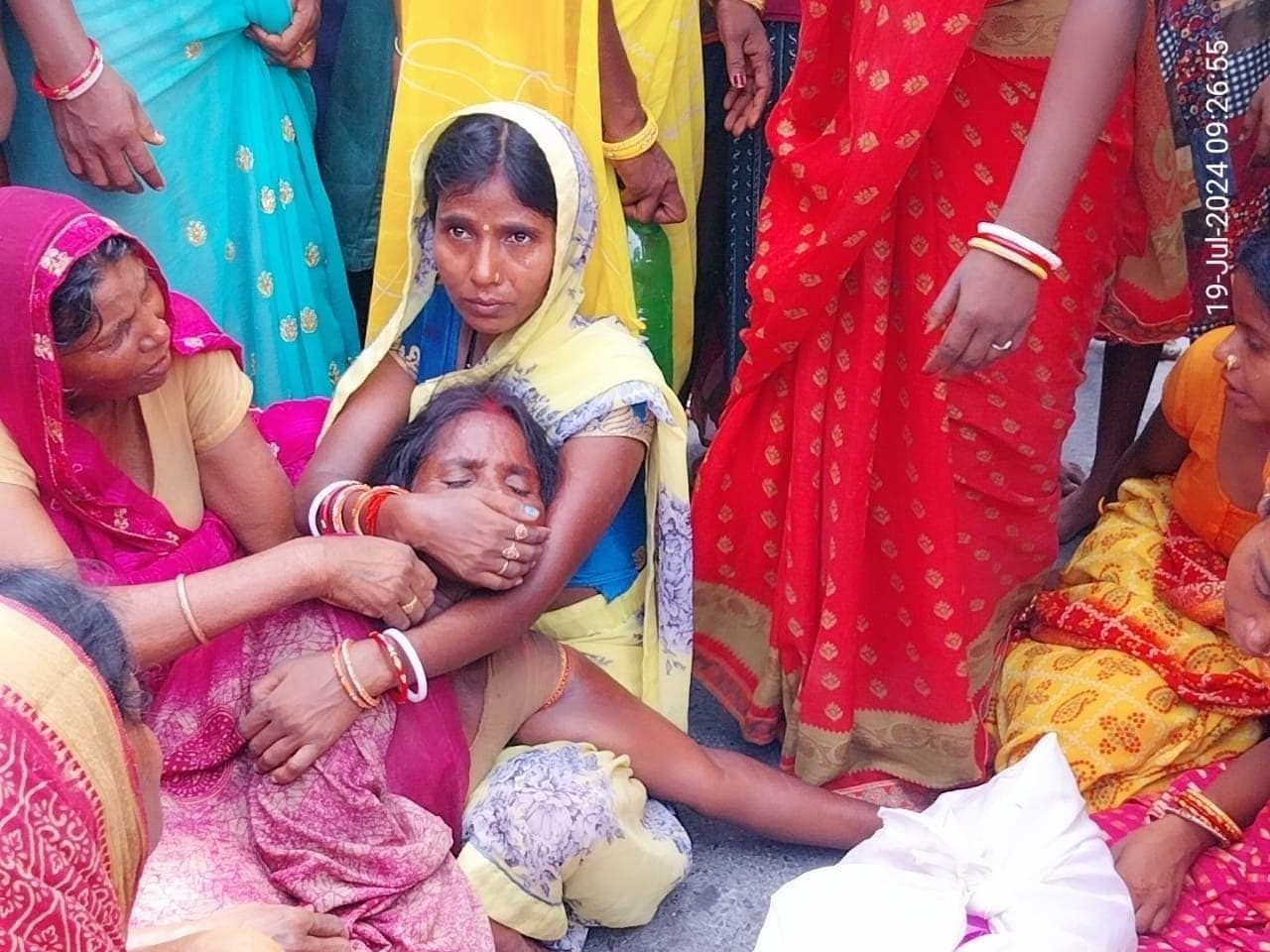 मौत से आक्रोशित ग्रामीणों ने बांस-बल्ला लगाकर किया सड़क जाम