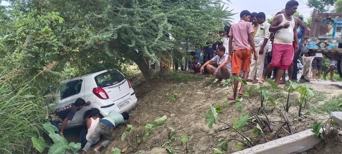 हथौड़ी थाना क्षेत्र के हरिहरपुर चौक समीप गड्ढे में पलटी कार