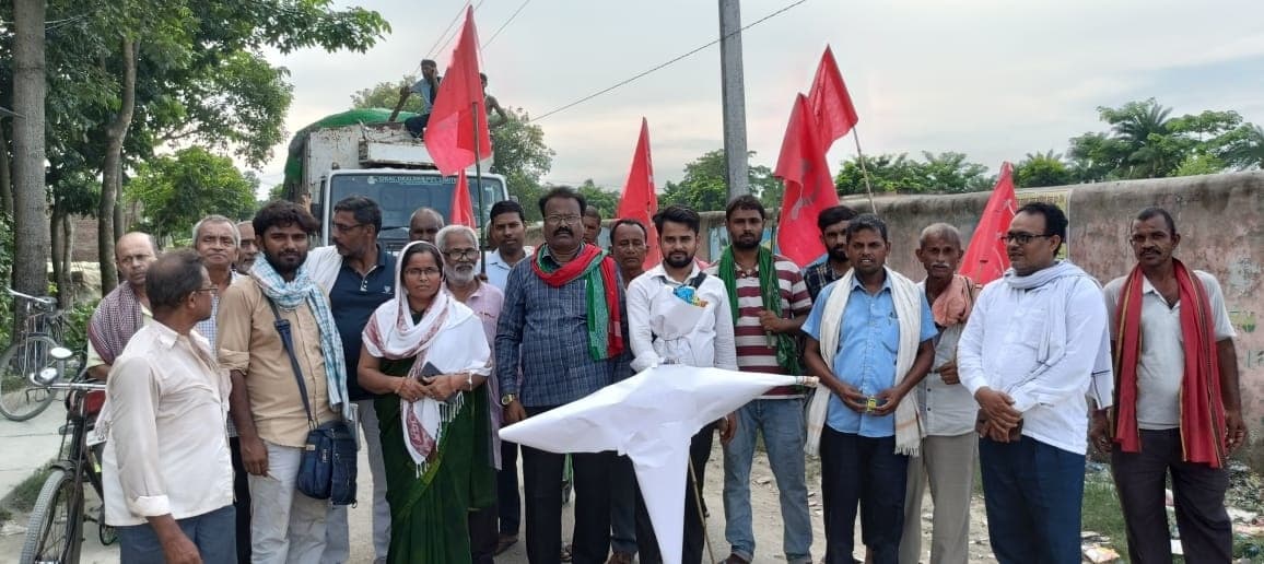 भाकपा माले कार्यकर्ताओं ने बिजली विभाग के पदाधिकारी का फूंका पुतला