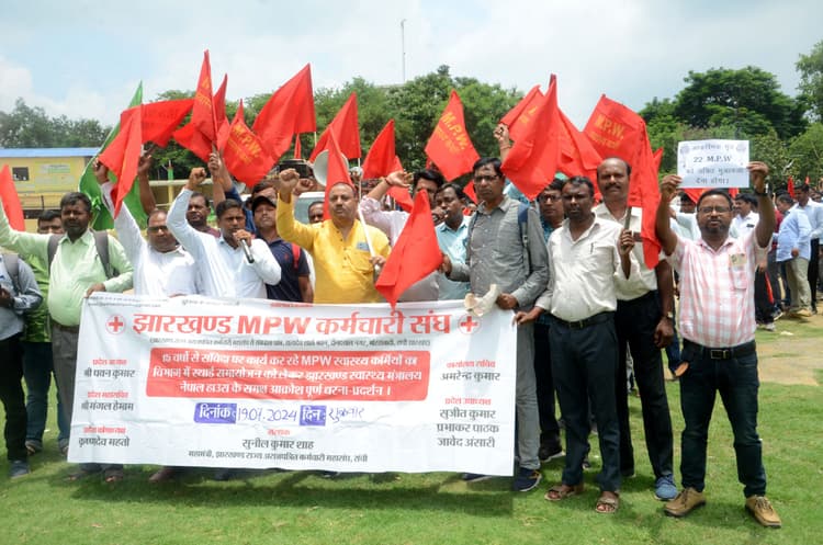 ranchi news : सेवा स्थायीकरण के लिए हेल्थ वर्कर ने घेरा नेपाल हाउस