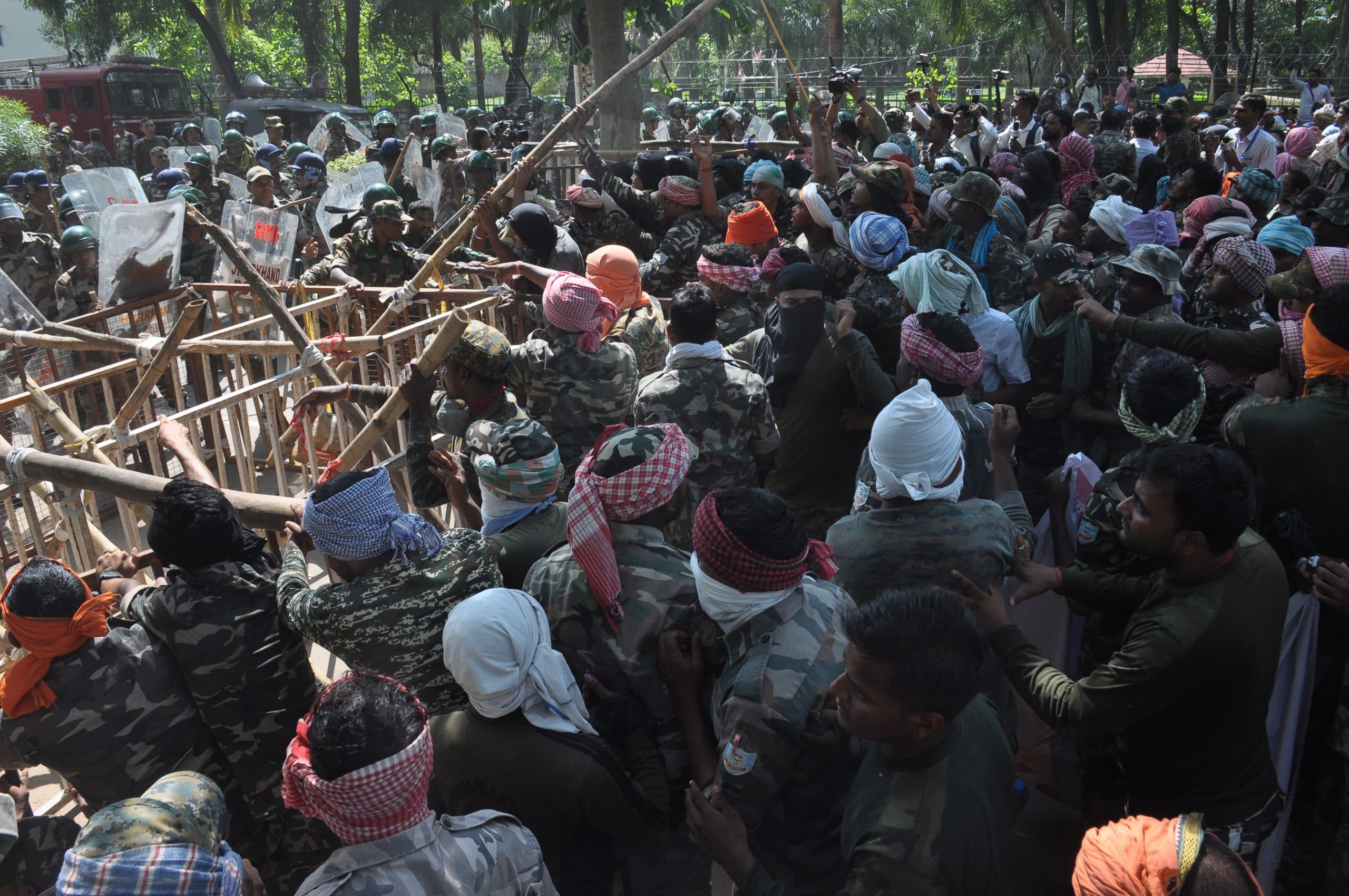 ranchi news : सहायक पुलिसकर्मियों पर लाठीचार्ज, टेंट उखाड़ कर हटाने की कोशिश