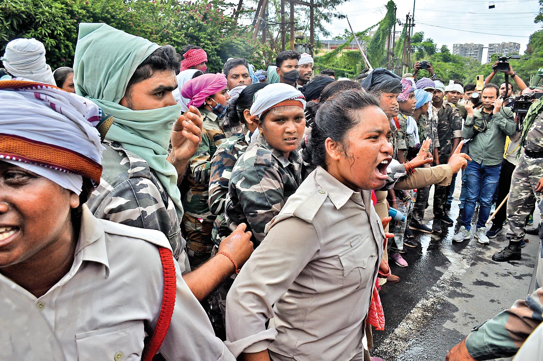 Protest News : बैरिकेडिंग तोड़ सीएम आवास घेरने पहुंचे, पुिलस से भिड़े की पत्थरबाजी, सहायक पुलिसकर्मियों पर लाठीचार्ज