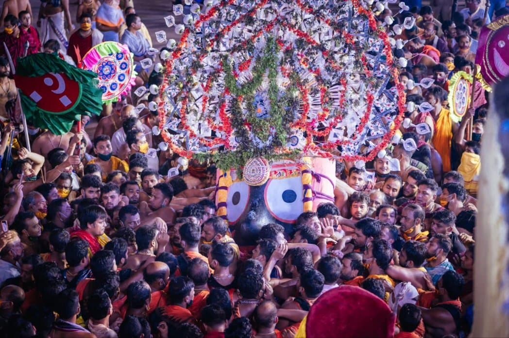 भाई-बहन के साथ रत्न सिंहासन पर विराजमान हुए महाप्रभु श्री जगन्नाथ