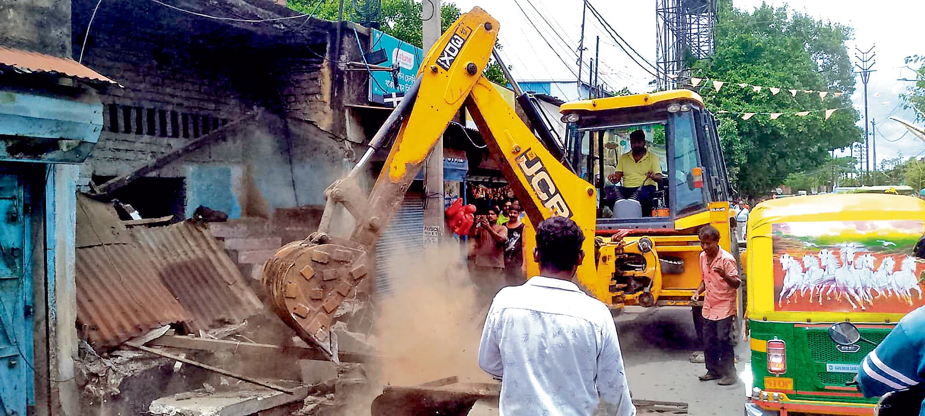 हाजीनगर में अवैध निर्माण पर चला नगरपालिका का बुलडोजर