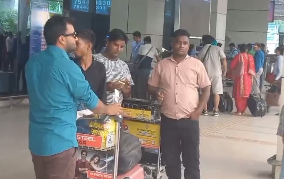 Patna : सर्वर ठप होने से छह विमान रहे रद्द, कई के उड़ान भरने व उतरने में देरी Patna : सर्वर ठप होने से छह विमान रहे रद्द, कई के उड़ान भरने व उतरने में देरी
