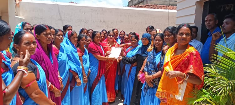 जलसहियाओं ने विधायकों का आवास घेरा