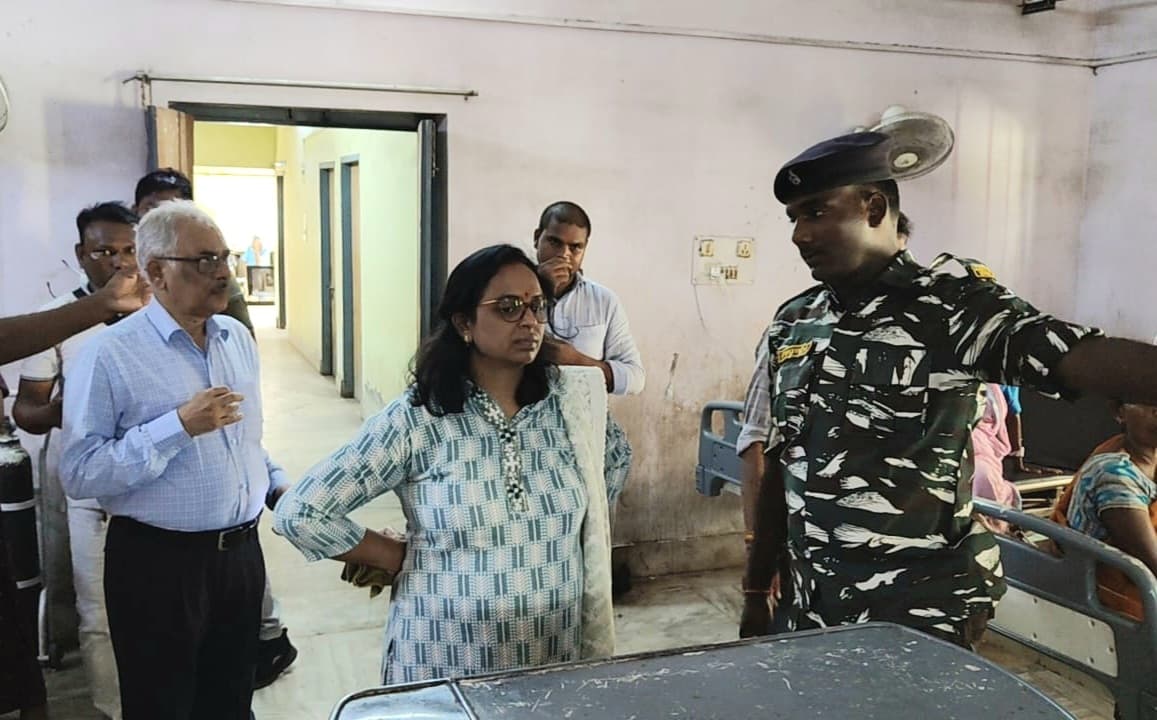 लॉन्ड्री में बिना डिटर्जेंट धाेये जा रहे थे चादर, भड़कीं एडीएम