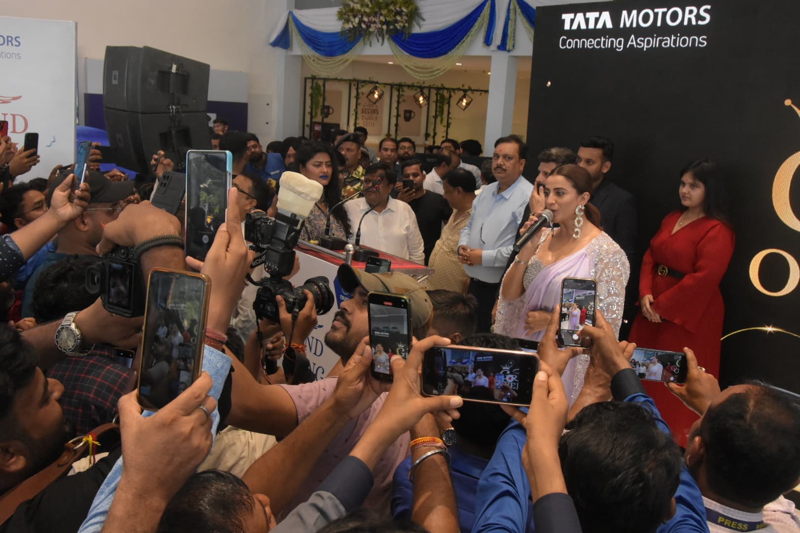 टाटा मोटर्स के नये शोरूम के उद्घाटन के मौके पर पहुंची भोजपुरी अभिनेत्री अक्षरा सिंह