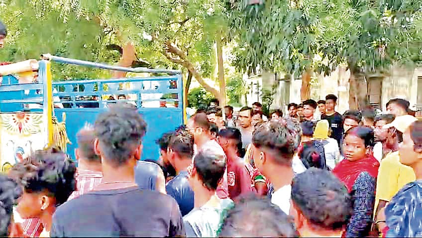 खांद्रा स्वास्थ्य केंद्र में छात्रा की मौत, हंगामा