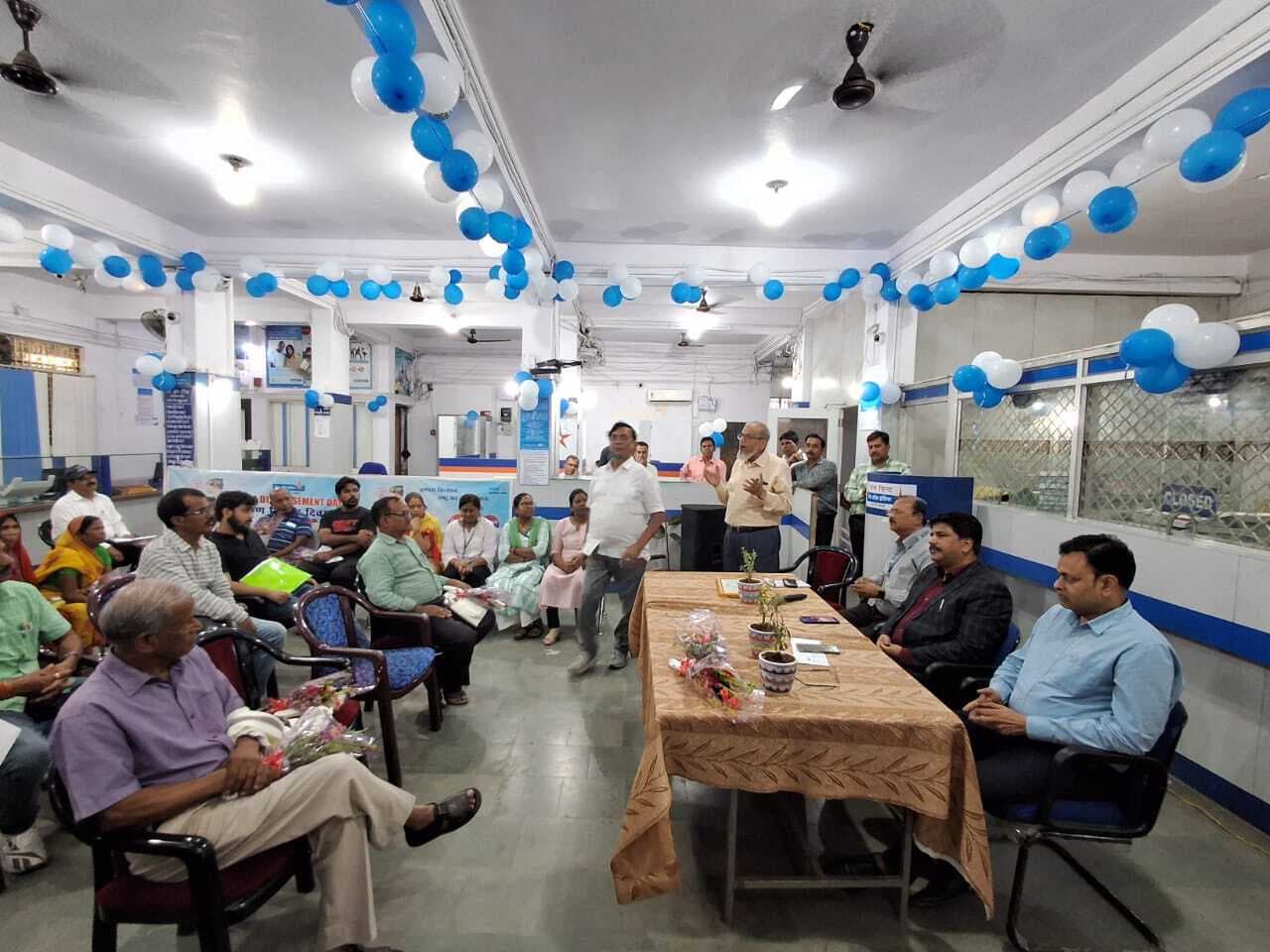 किसानों को ऋण देकर उनका हौसला बढ़ाना जरूरी : प्रबंधक