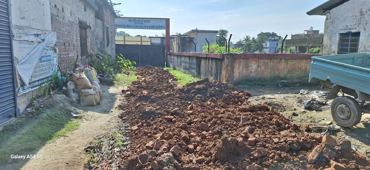 उप स्वास्थ्य केंद्र कुआड़ी कीचड़मय सड़क काे किया दुरुस्त