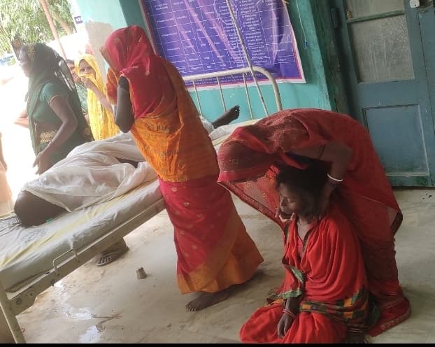 आधार कार्ड देने में देरी पर चार घंटे विलंब से शुरू हुआ इलाज, युवक की गयी जान