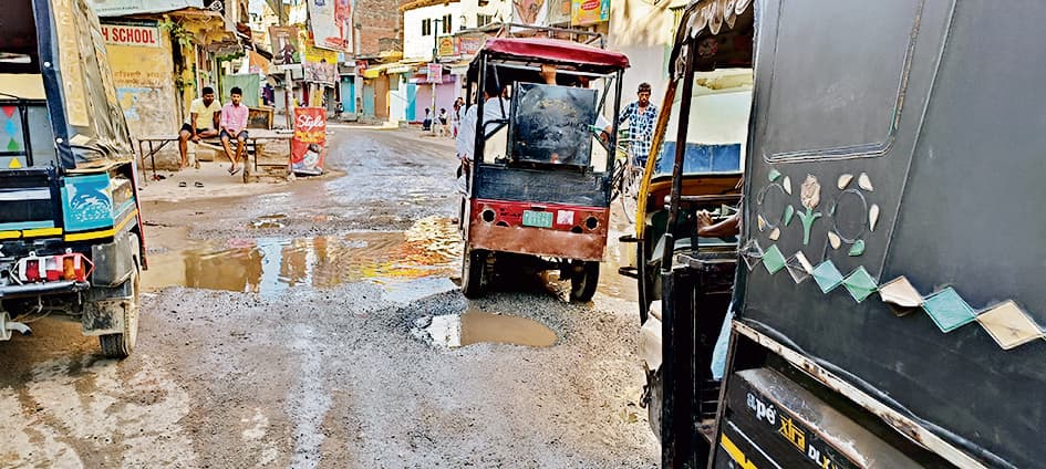 चांदचौरा व नारायणचुआं के पास उबड़-खाबड़ सड़क परेशानी का सबब
