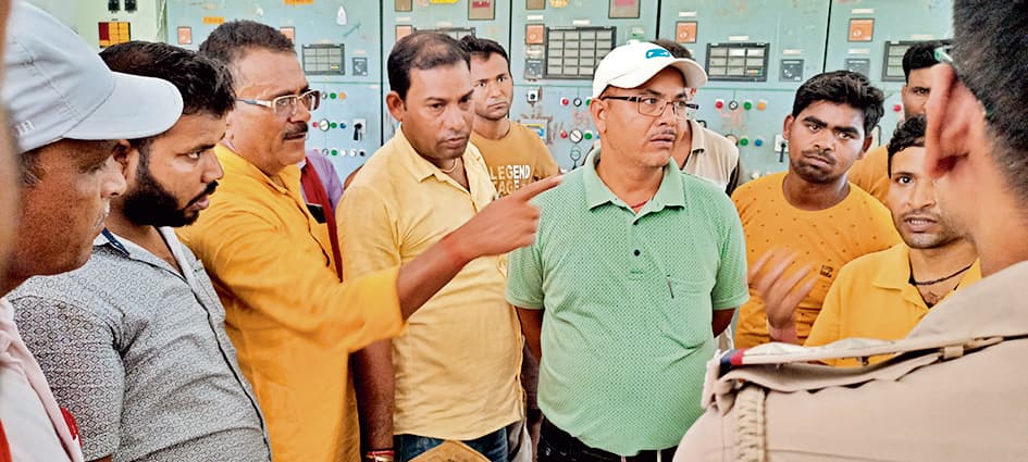 बिजली समस्या को लेकर ग्रामीणों ने पावर हाउस का किया घेराव