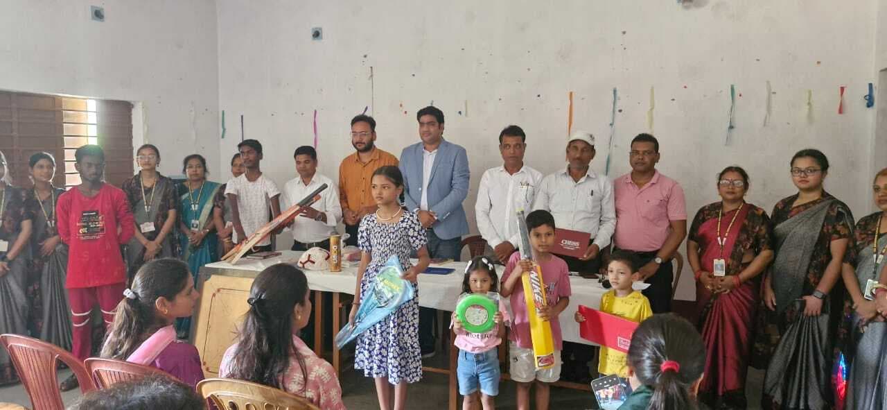 बैंक ऑफ बड़ौदा ने स्थापना दिवस पर बच्चों के बीच बांटी खेल सामग्री