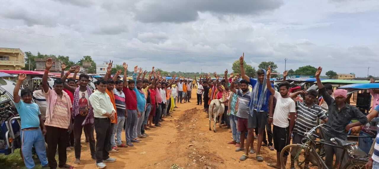 श्रावणी मेला में ई-रिक्शा चालकों ने मांगों को लेकर प्रखंड कार्यालय के सामने किया प्रदर्शन