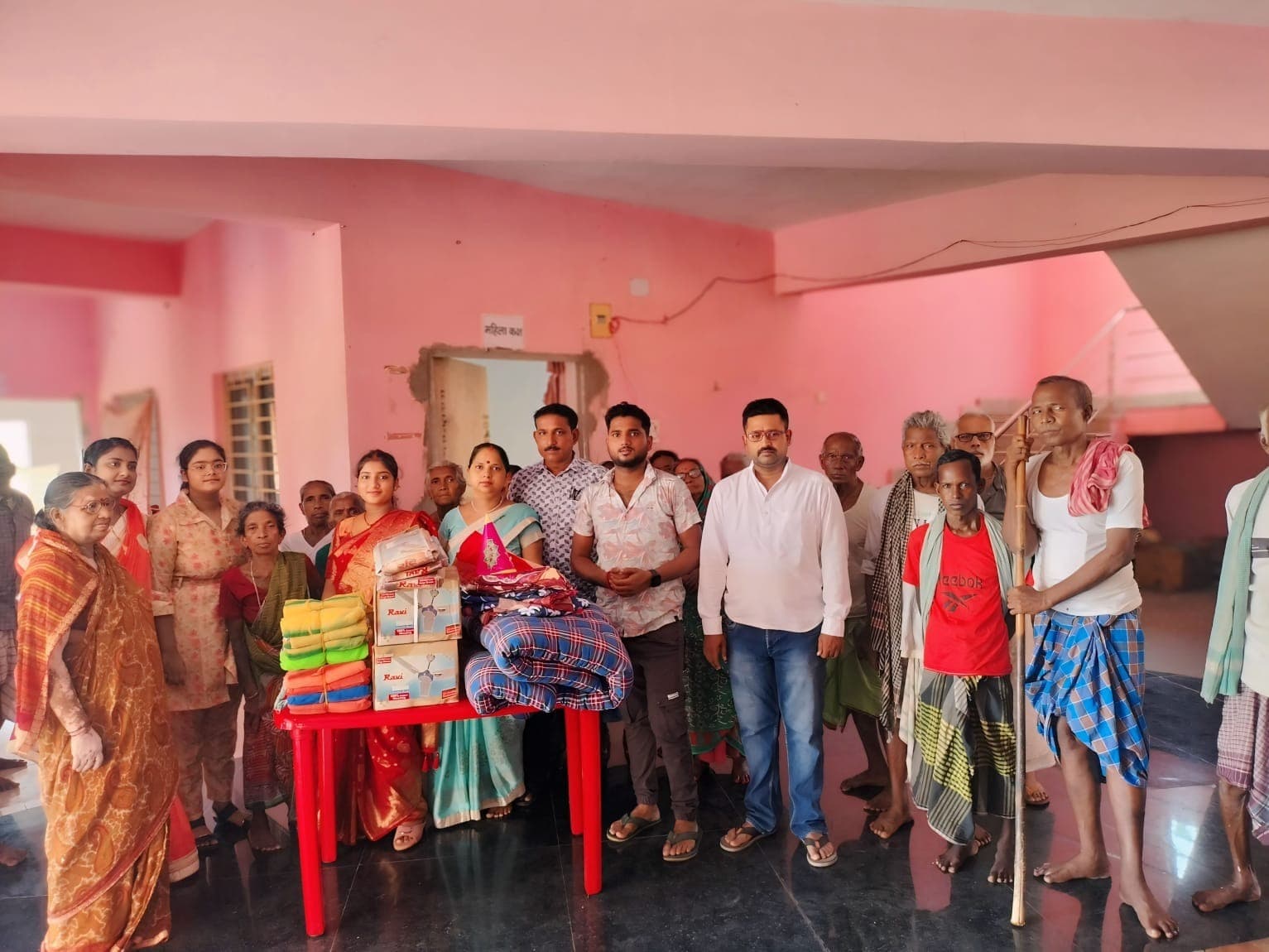 अभाविप ने वृद्धा आश्रम में मच्छरदानी का किया वितरण