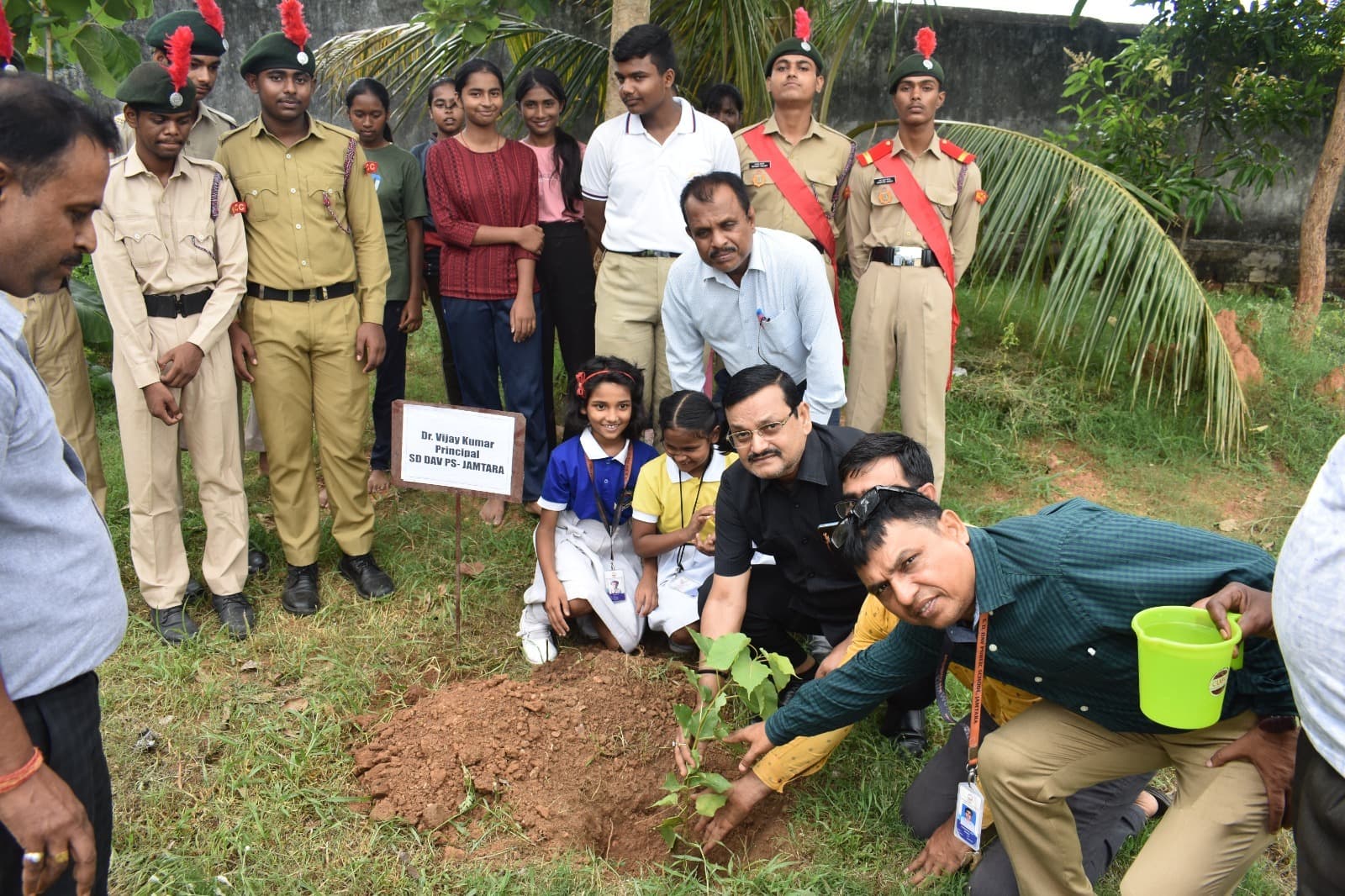 डीएवी स्कूल परिसर में किया गया पौधरोपण