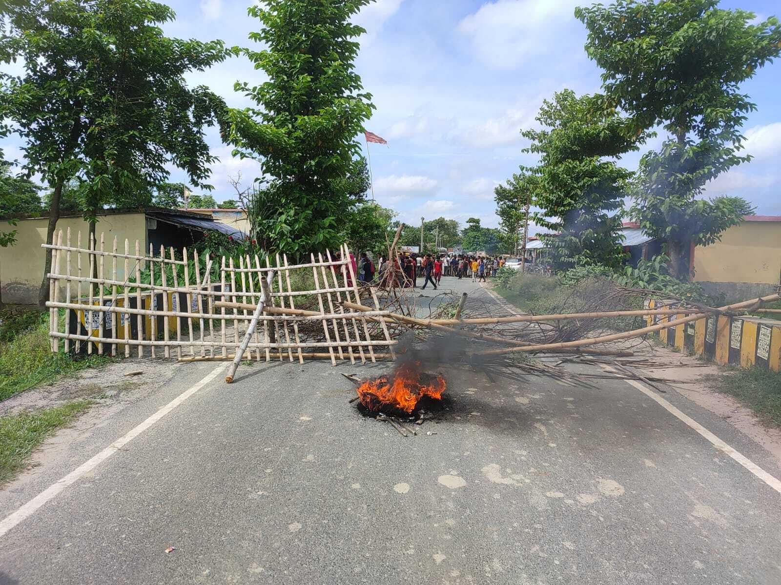 सड़क किनारे बैठे तीन लोगों को वाहन ने राैंदा, दो की मौत