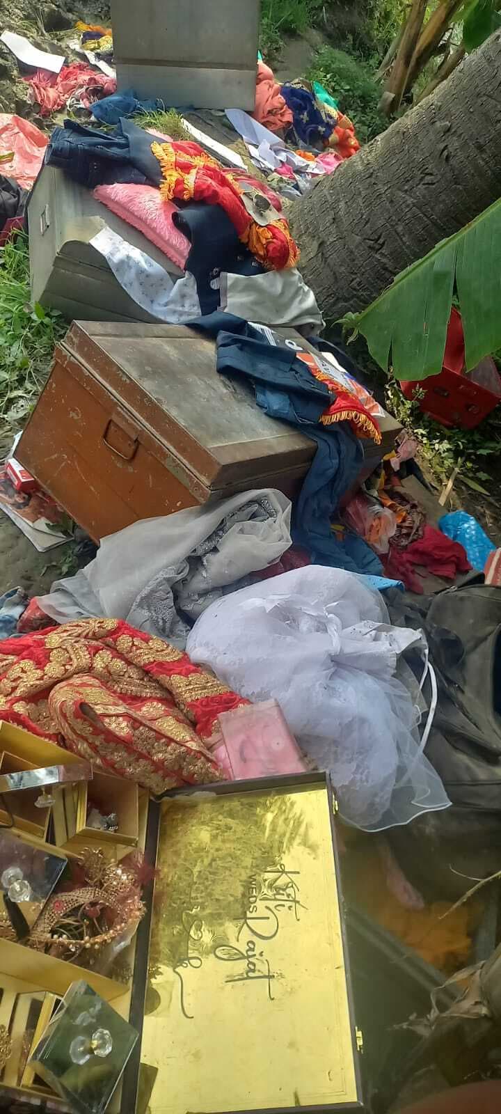 चोरों ने एक ही रात चिरैया में चार घरों को बनाया निशाना