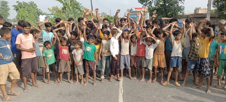 बिजली अनापूर्ति को लेकर ग्रामीणों ने जाम की सड़क