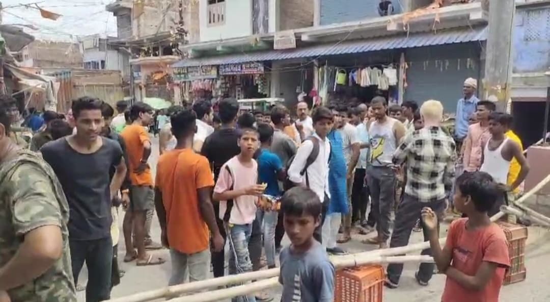 बिजली संकट से परेशान उपभोक्ताओं ने सड़क जाम कर किया प्रदर्शन