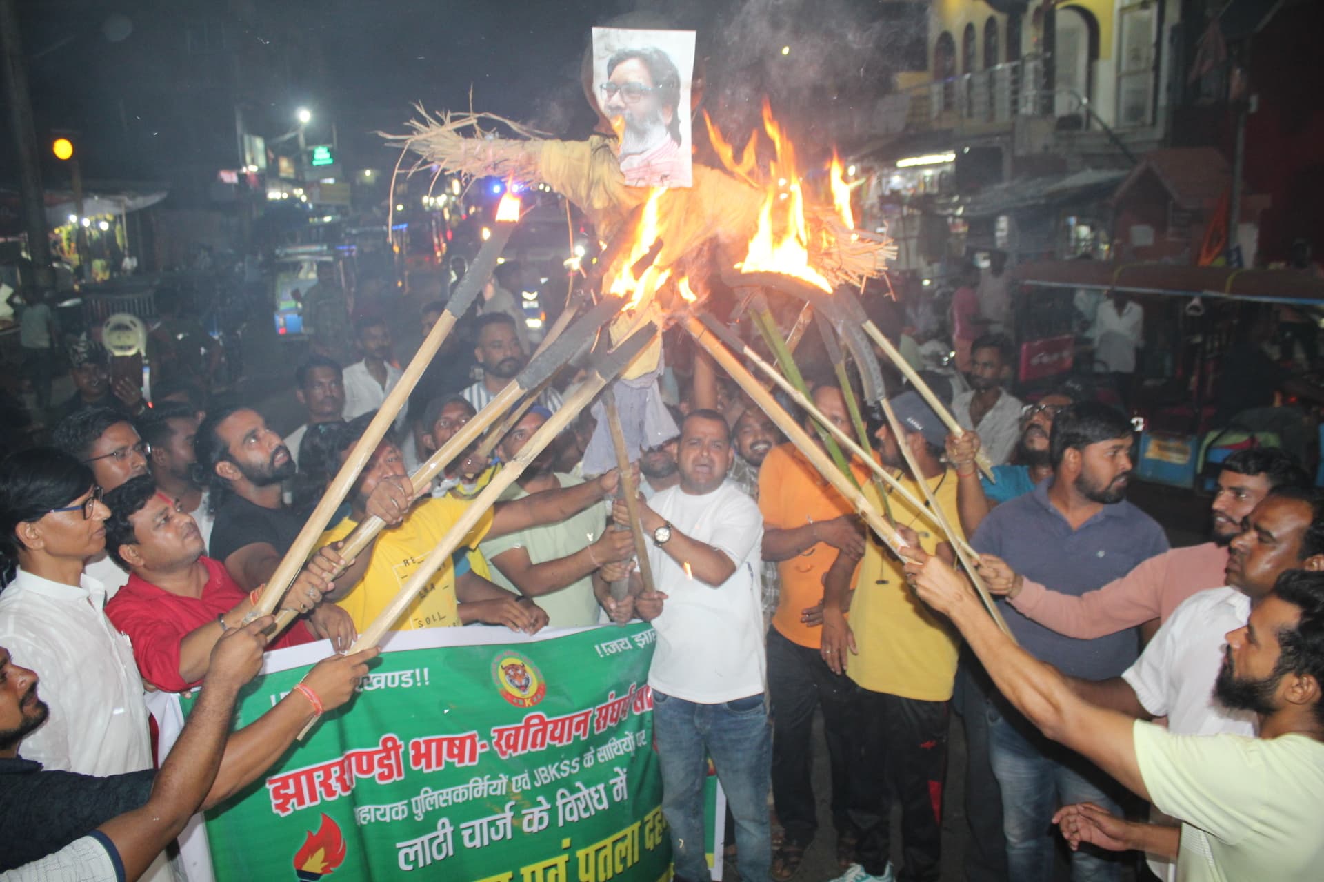लाठी चार्ज की घटना के खिलाफ मुख्यमंत्री का फूंका पुतला